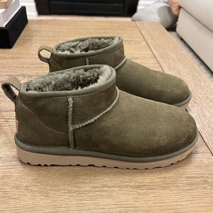 Ugg ultra mini green size 8